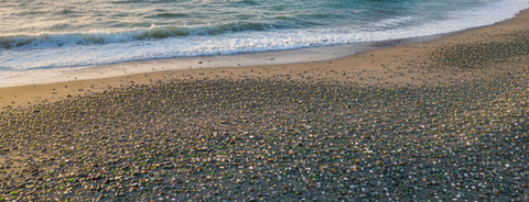 Les plages de verre : quand la nature transforme les déchets en beauté