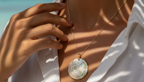 L’Éclat de l’Écume : Pourquoi le Collier Coquillage est Votre Talisman d'Été