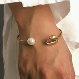 Bracelet Coquillage Cauri avec Perle Blanche