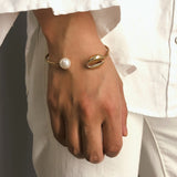 Bracelet Coquillage <br/> Cauri et Perle Blanche (Doré)